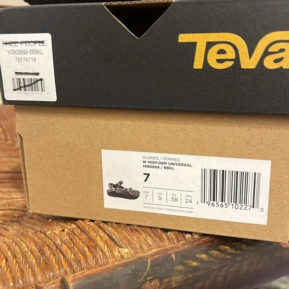 New In Box Teva Midform Universal Sandals - Picture 11 of 12